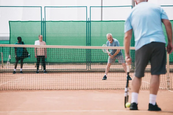 Selektivní Fokus Starých Sportovců Hrát Tenis Kurtu — Stock fotografie