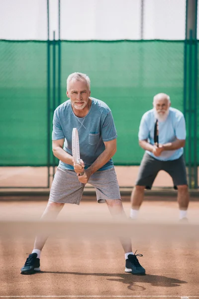 Valikoiva Painopiste Vanhusten Miesten Tennismailat Tuomioistuimessa — kuvapankkivalokuva