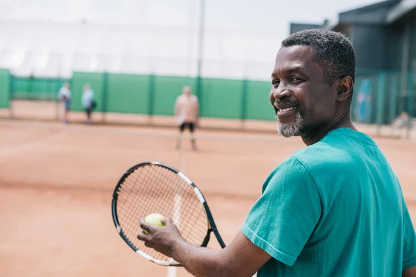 Enfoque Selectivo Sonreír Anciano Afroamericano Hombre Jugando Tenis Con Amigo — Foto de Stock