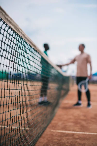 Szelektív Összpontosít Baráti Kezet Miután Játszott Tenisz Bíróság — Stock Fotó