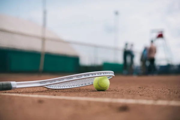 Vista Cerca Pelota Tenis Raqueta Cancha Con Los Jugadores Detrás — Foto de Stock