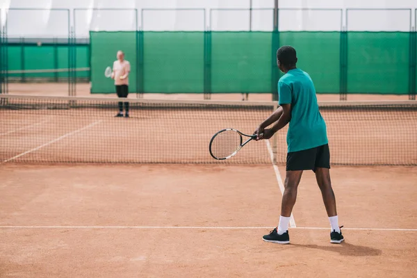 Selektiver Fokus Älterer Afrikanisch Amerikanischer Mann Spielt Tennis Mit Freund — Stockfoto