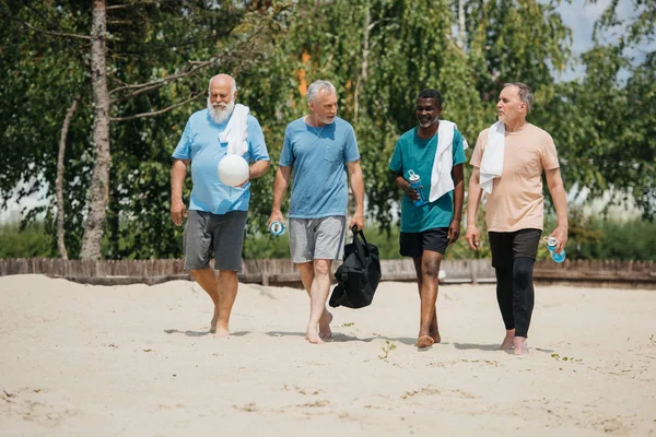 Multiethnic Elderly Volleyball Players Sportive Water Bottles Walking Beach Game — Stock Photo, Image