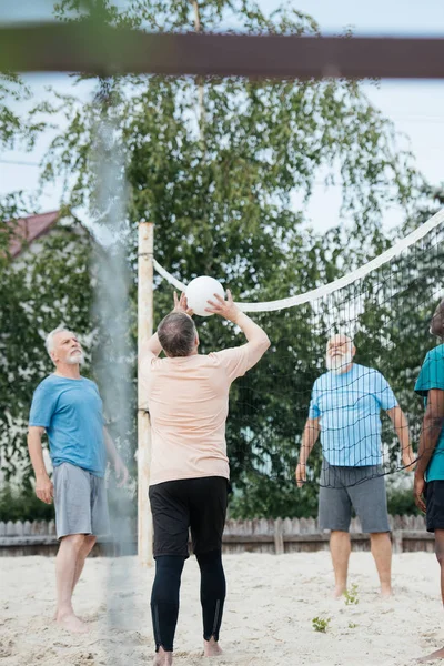 Multicultural Vechi Prieteni Care Joacă Volei Plajă Ziua Vară — Fotografie, imagine de stoc