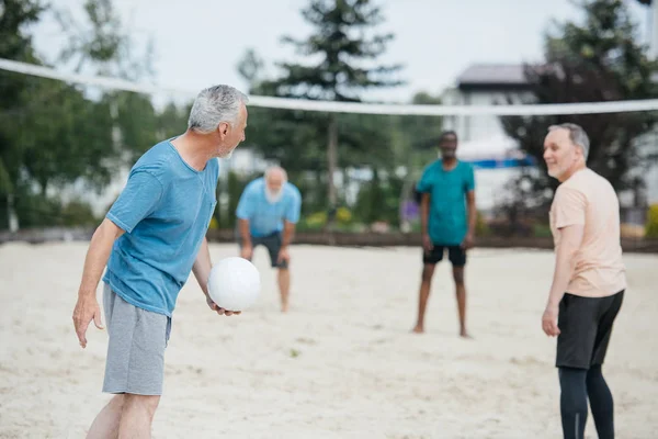 Enfoque Selectivo Viejos Amigos Multiculturales Jugando Voleibol Playa Día Verano — Foto de stock gratis