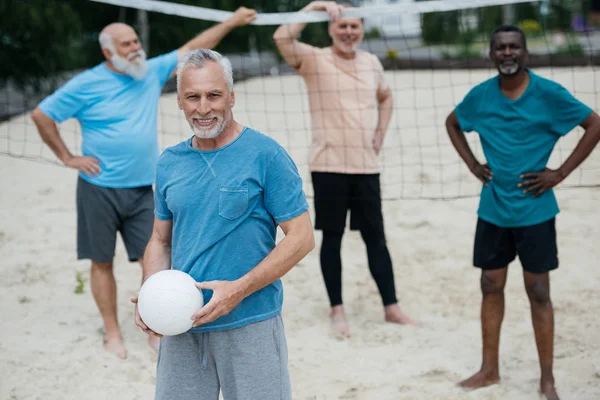 Selectieve Aandacht Van Multiraciale Oudere Mannen Met Volleybal Aan Zandstrand — Stockfoto
