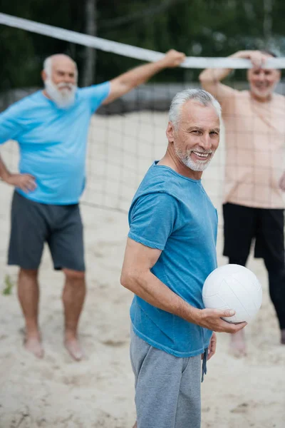 Messa Fuoco Selettiva Sorridente Uomo Anziano Con Pallavolo Guardando Fotocamera — Foto stock gratuita