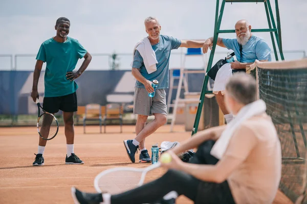 Selektiver Fokus Alter Multiethnischer Freunde Auf Tennisplatz Sommertag — Stockfoto