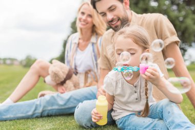 birlikte vakit mutlu aile ve çocuk parkında sabun köpüğü üfleme