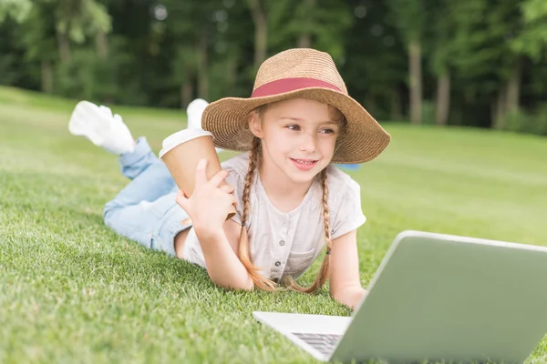 Criança Feliz Segurando Copo Papel Usando Laptop Enquanto Deitado Grama — Fotografia de Stock