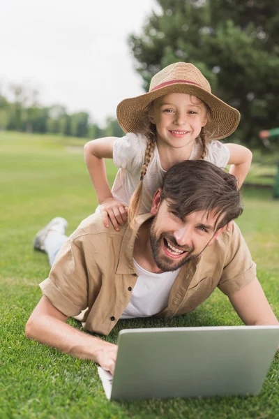 Boldog Apa Lánya Használ Laptop Kamera Parkban Mosolyogva — Stock Fotó