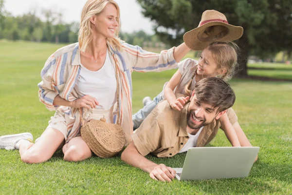 Familia Feliz Usando Ordenador Portátil Mientras Pasan Tiempo Juntos Parque — Foto de Stock