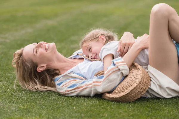 Lycklig Mor Och Dotter Kramas Liggande Grönt Gräs Parken — Gratis stockfoto