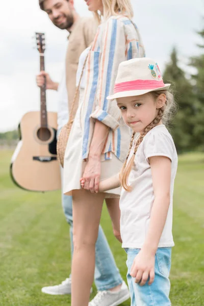 Adorabile Bambino Che Guarda Macchina Fotografica Mentre Cammina Con Genitori — Foto Stock