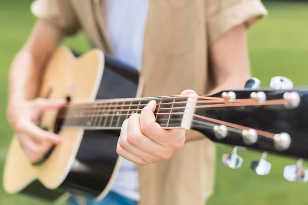 Recortado Disparo Hombre Tocando Guitarra Acústica Parque —  Fotos de Stock