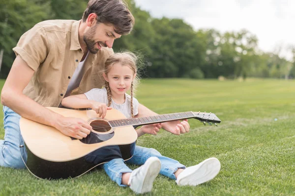 Pai Feliz Filha Tocando Guitarra Acústica Parque — Fotografia de Stock