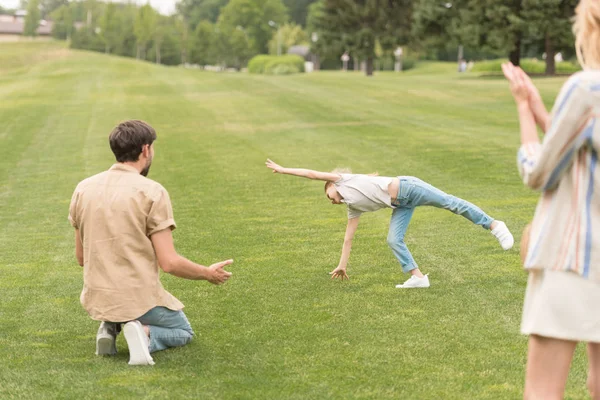 Parents Regardant Mignonne Petite Fille Jouer Sur Prairie Verte Dans — Photo