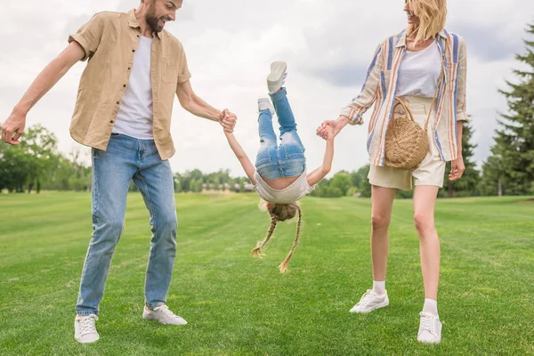 Schot Van Gelukkige Familie Bijgesneden Met Dochtertje Hand Hand Plezier — Stockfoto