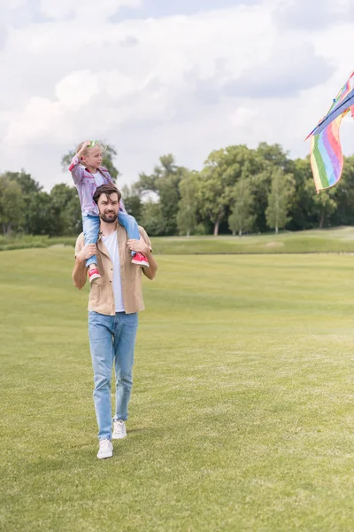 公園でカラフルな凧で遊ぶ幼い娘を持って幸せな父  — 無料ストックフォト