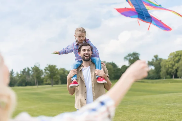 公園でカラフルな凧で遊んで子供 人幸せな家族のショットをトリミング — ストック写真