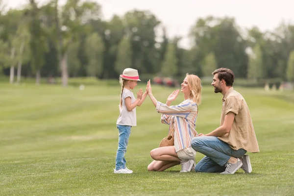 Sidebillede Lykkelig Familie Med Barn Der Leger Sammen Parken - Stock-foto