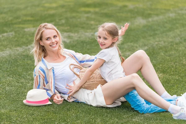 Feliz Madre Hija Abrazándose Divirtiéndose Juntos Césped Verde — Foto de Stock