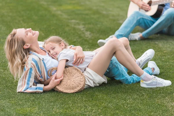 Beskuren Bild Far Spela Gitarr Medan Mor Och Dotter Kramas — Stockfoto