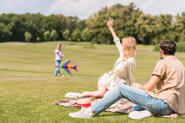 Bambino Che Gioca Con Aquilone Colorato Guardando Genitori Seduti Picnic — Foto Stock