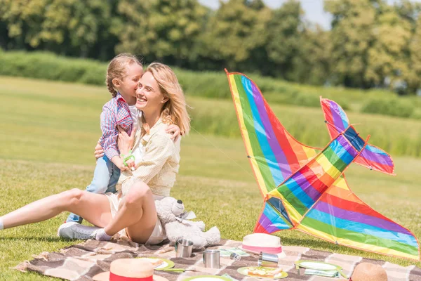 Lykkelig Mor Datter Krammer Mens Sidder Plaid Picnic - Stock-foto