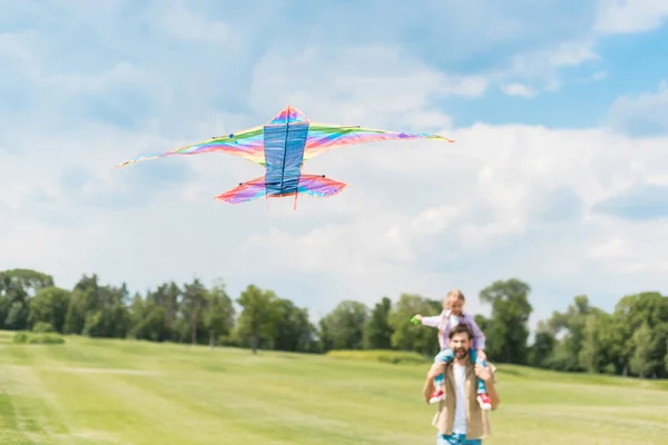 Gelukkig Vader Uitvoering Dochtertje Hals Spelen Met Kite Park — Stockfoto