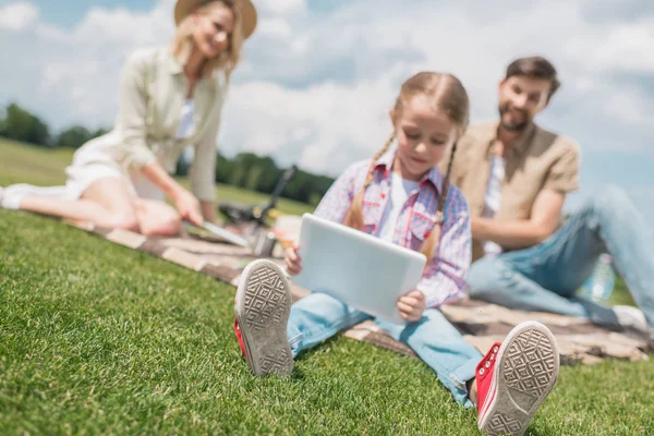 Barn Använder Digitala Surfplatta Medan Föräldrar Sitter Bakom Picknick — Stockfoto