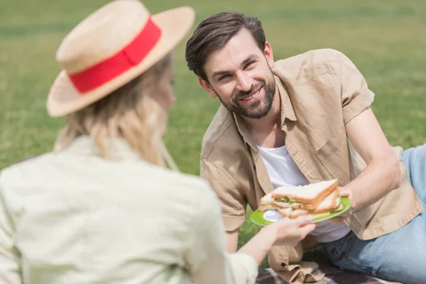 Glückliches Junges Paar Hält Sandwiches Während Zeit Zusammen Beim Picknick — Stockfoto