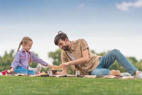 Happy Father Daughter Spending Time Together Picnic Park — Stock Photo, Image