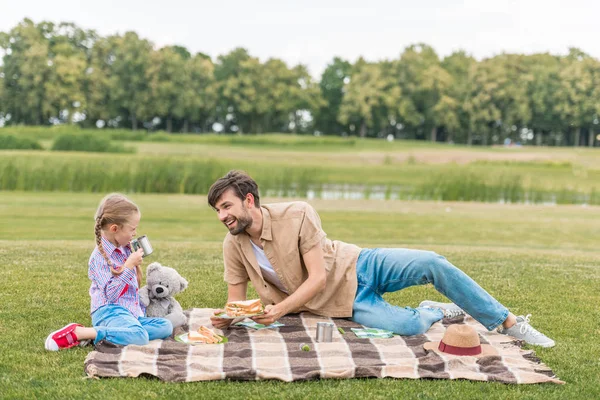 Feliz Padre Hija Sonriendo Uno Otro Mientras Sientan Cuadros Picnic — Foto de Stock