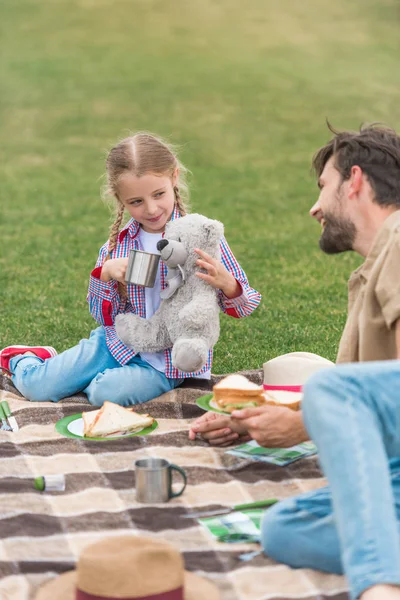Lykkelig Far Datter Som Smiler Til Hverandre Mens Har Piknik – stockfoto
