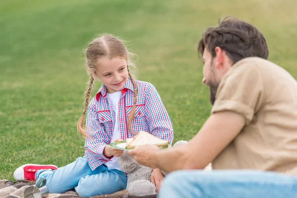 Tată Fericit Fiică Mănâncă Sandvișuri Picnic Parc — Fotografie, imagine de stoc