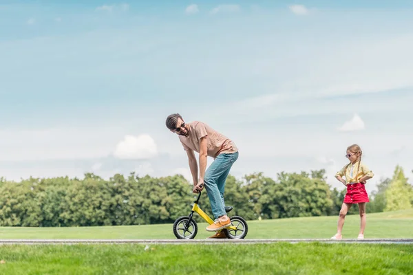 Pai Andando Bicicleta Pequena Olhando Para Filhinha Com Mãos Cintura — Fotografia de Stock
