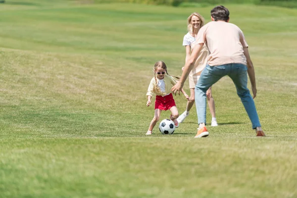 Boldog Család Egy Gyermek Játék Futball Labda Park — Stock Fotó