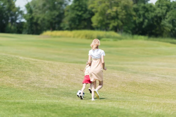 Back View Mother Little Daughter Playing Soccer Ball Park — Free Stock Photo