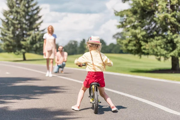 Back View Child Riding Bicycle Parents Standing Park — Stock Photo, Image