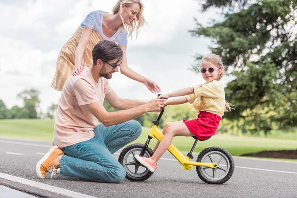 Happy Parents Looking Little Daughter Riding Bicycle Park — Stock Photo, Image