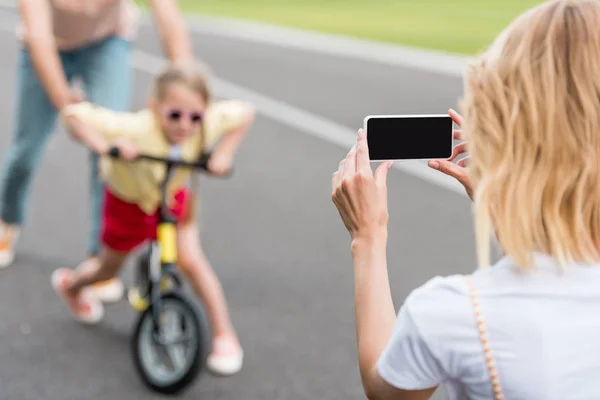 Γυναίκα Smartphone Φωτογράφηση Πατέρας Και Κόρη Ιππασία Ποδήλατο Στο Πάρκο — Φωτογραφία Αρχείου