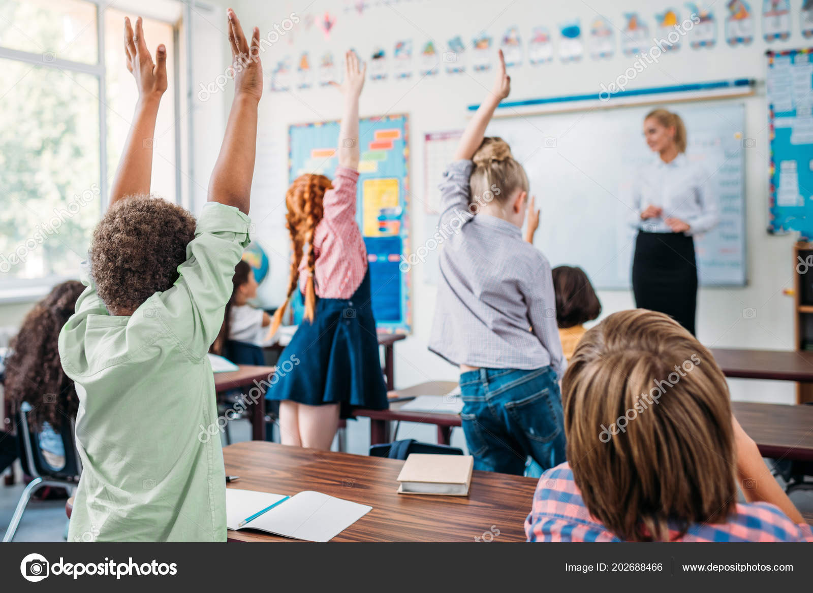 Group Kids Raising Hands Class Answer Teachers Question — Stock Photo
