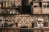 Modern konyha lakberendezés, edényekkel és konyhai berendezésekkel loft díszítéssel stílusban