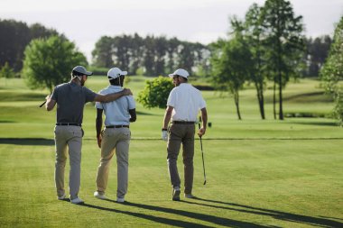 Dikiz golf mahkeme tarafından yürüyüş çok ırklı golf oyuncuları