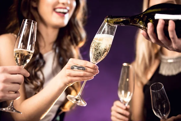 Beskuren Bild Glada Unga Vänner Dricka Champagne — Stockfoto