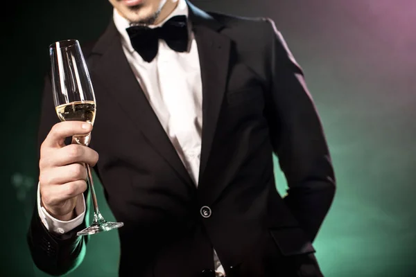 Обрезанный Снимок Молодого Человека Смокинге Бокалом Шампанского — стоковое фото