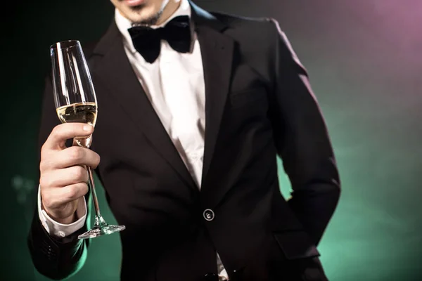 Schnappschuss Eines Jungen Mannes Smoking Mit Champagnerglas — Stockfoto