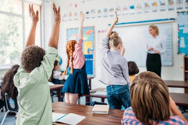 Grup Çocuk Yetiştirme Sınıfta Öğretmen Soruyu Cevaplamak Için Eller — Stok fotoğraf
