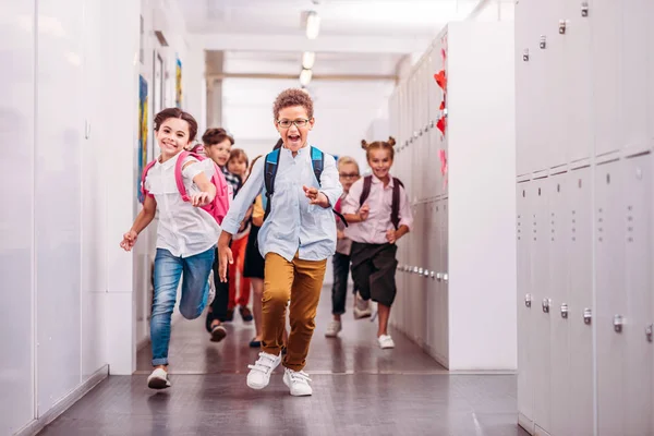 Gruppe Liebenswerter Schüler Läuft Vor Laufender Kamera Durch Den Schulflur — Stockfoto